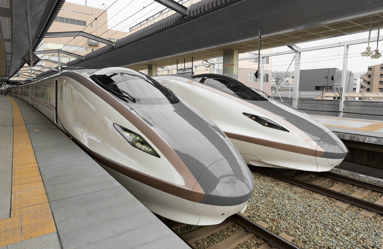 Shinkansen E6 and E3 series Trains at Õmiya Station (Saitama) © Rsa | Wikimedia (CC BY-SA 3.0)