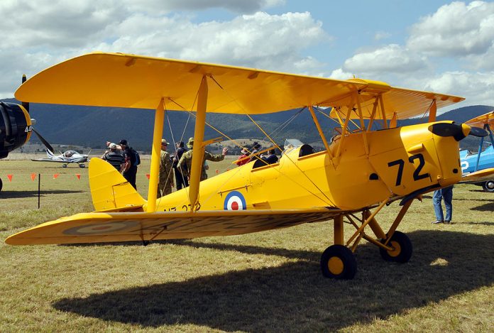 1024px-VH-UZB_De_Havilland_DH-82A_Tiger_Moth_(6784912532)
