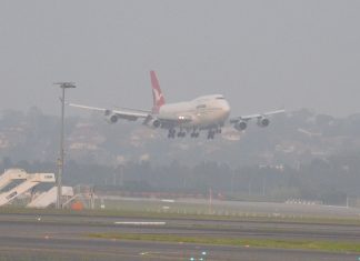 747 in Sydney haze