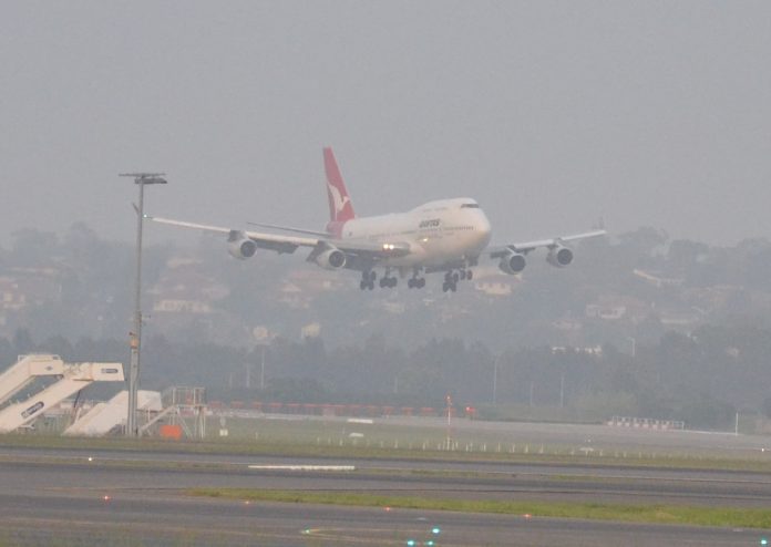 11502476245_3bfa808840_o 747 in Sydney haze