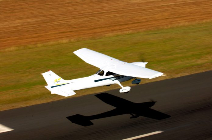 Cessna 172 taking off at Bathurst Airport. | © Civil Aviation Safety Authority