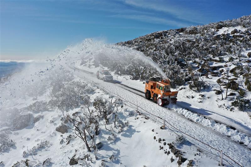 Snow clearing underway at Mount Wellington