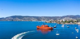 Farewell voyage of the icebreaker Aurora Australis from Hobart.