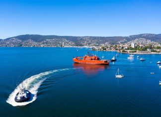 Farewell voyage of the icebreaker Aurora Australis from Hobart.