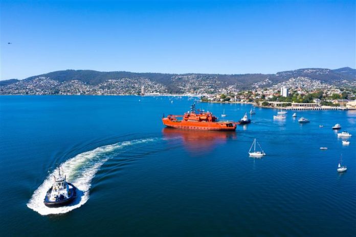 Farewell voyage of the icebreaker Aurora Australis from Hobart.