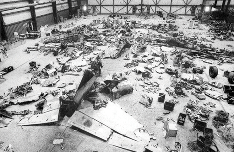 USAir Boeing 737–3B7 aircraft wreckage.