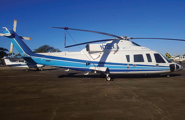 A Sikorsky S-76B helicopter N72EX by Don Ramey Logan November 14 2018 | Wikimedia Commons, CC-BY-SA 3.0.